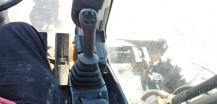 CATERPILLAR PELLE CAT313D A VOLEE VARIABLE OFFSET BOOM SUR ROUES 13T DIESEL – 14439 HEURES  CATM313