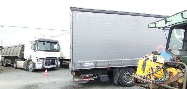 SCHMITZ SEMI-REMORQUE PLSC + HAYON DHOLLANDIA 2000KG  FB-609-YF