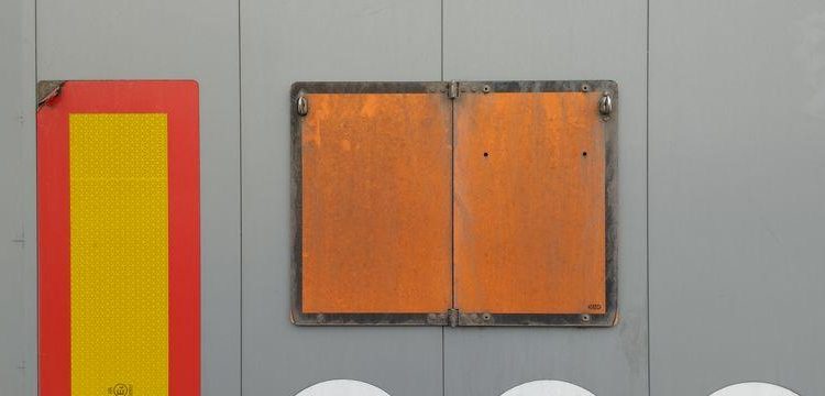 SCHMITZ SEMI-REMORQUE PLSC + HAYON DHOLLANDIA 2000KG  FB-609-YF