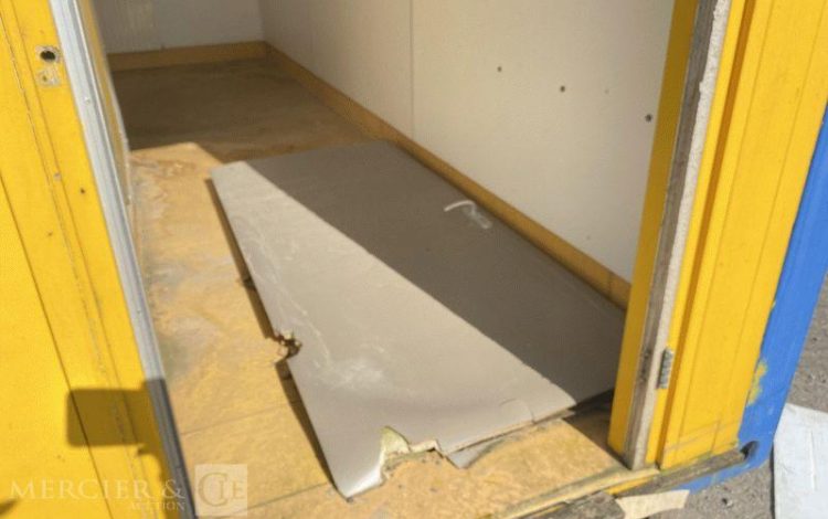 BUNGALOW BUREAU AVEC SANITAIRE / DOUCHE – PORTE ET FENETRE PIGNON  SBV5