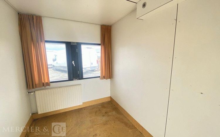 BUNGALOW BUREAU AVEC SANITAIRE / DOUCHE – PORTE ET FENETRE PIGNON  SBV5