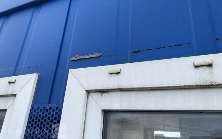BUNGALOW BUREAU AVEC SANITAIRE / DOUCHE – PORTE ET FENETRE PIGNON  SBV5