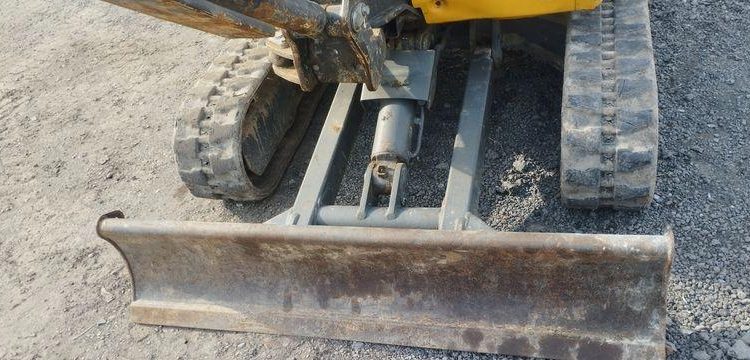 IMER MINI PELLE MINESCAVATORE 27V4 SUR CHENILLE – DIESEL – 2685 HEURES – ANNEE 2018  665