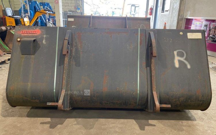 JCB   62MAM32025