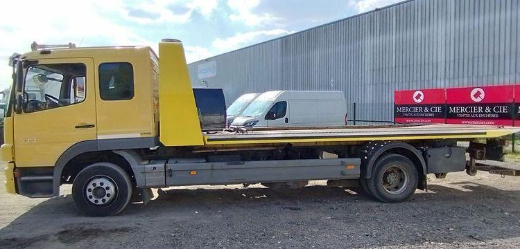 MERCEDES ATEGO DEPANNEUSE AVEC PLATEAU BB50 ET TREUIL – PTAC 11,990 TONNES – 423616 KMS JAUNE 3971YP62