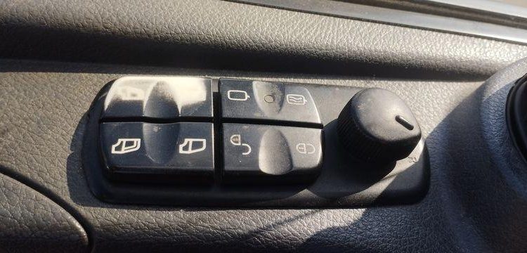 MERCEDES ATEGO DEPANNEUSE AVEC PLATEAU BB50 ET TREUIL – PTAC 11,990 TONNES – 423616 KMS JAUNE 3971YP62