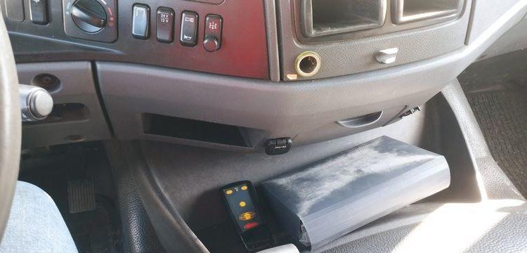 MERCEDES ATEGO DEPANNEUSE AVEC PLATEAU BB50 ET TREUIL – PTAC 11,990 TONNES – 423616 KMS JAUNE 3971YP62