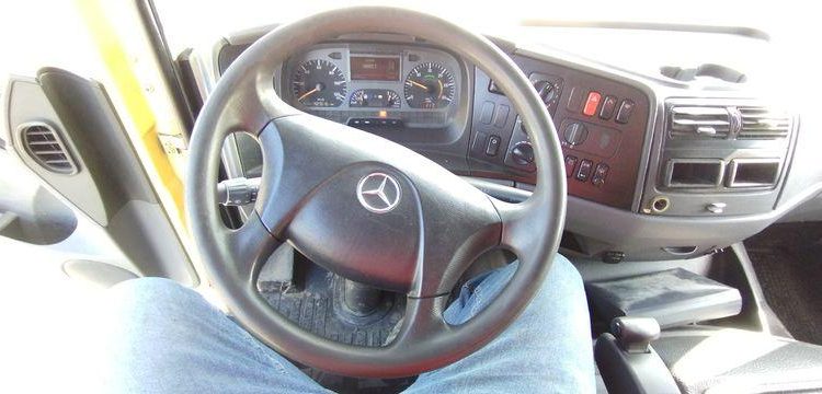 MERCEDES ATEGO DEPANNEUSE AVEC PLATEAU BB50 ET TREUIL – PTAC 11,990 TONNES – 423616 KMS JAUNE 3971YP62
