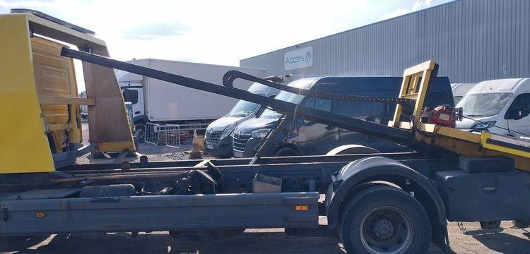 MERCEDES ATEGO DEPANNEUSE AVEC PLATEAU BB50 ET TREUIL – PTAC 11,990 TONNES – 423616 KMS JAUNE 3971YP62