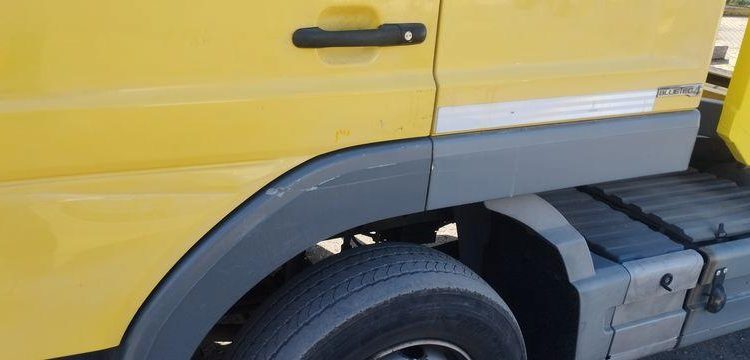 MERCEDES ATEGO DEPANNEUSE AVEC PLATEAU BB50 ET TREUIL – PTAC 11,990 TONNES – 423616 KMS JAUNE 3971YP62