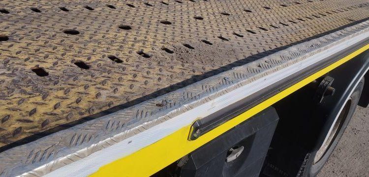 MERCEDES ATEGO DEPANNEUSE AVEC PLATEAU BB50 ET TREUIL – PTAC 11,990 TONNES – 423616 KMS JAUNE 3971YP62