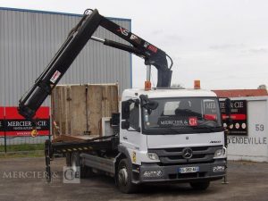 MERCEDES ATEGO PORTE ENGIN AVEC GRUE – PTAC 15 TONNES – 273927 KMS – ANNEE 2012 BLANC CL-382-AE