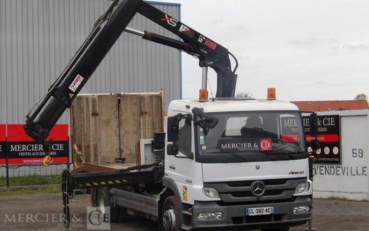 MERCEDES ATEGO PORTE ENGIN AVEC GRUE – PTAC 15 TONNES – 273927 KMS – ANNEE 2012 BLANC CL-382-AE