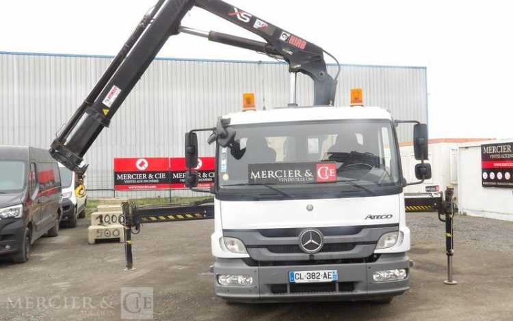 MERCEDES ATEGO PORTE ENGIN AVEC GRUE – PTAC 15 TONNES – 273927 KMS – ANNEE 2012 BLANC CL-382-AE