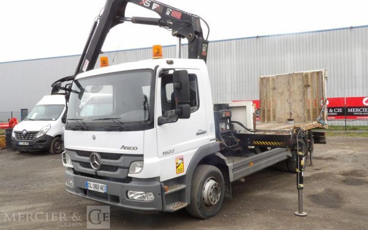 MERCEDES ATEGO PORTE ENGIN AVEC GRUE – PTAC 15 TONNES – 273927 KMS – ANNEE 2012 BLANC CL-382-AE