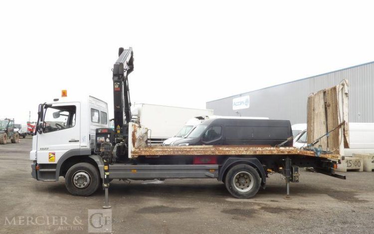 MERCEDES ATEGO PORTE ENGIN AVEC GRUE – PTAC 15 TONNES – 273927 KMS – ANNEE 2012 BLANC CL-382-AE