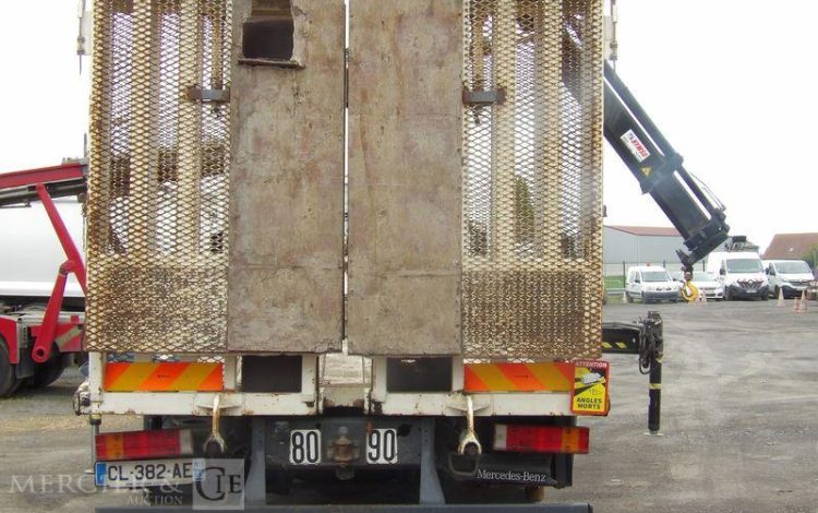 MERCEDES ATEGO PORTE ENGIN AVEC GRUE – PTAC 15 TONNES – 273927 KMS – ANNEE 2012 BLANC CL-382-AE