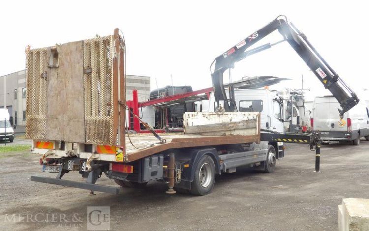 MERCEDES ATEGO PORTE ENGIN AVEC GRUE – PTAC 15 TONNES – 273927 KMS – ANNEE 2012 BLANC CL-382-AE