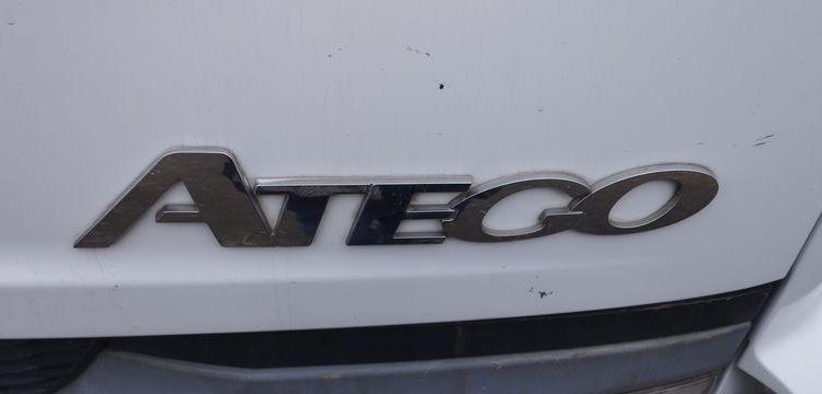 MERCEDES ATEGO PORTE ENGIN AVEC GRUE – PTAC 15 TONNES – 273927 KMS – ANNEE 2012 BLANC CL-382-AE