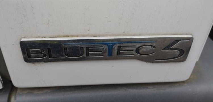 MERCEDES ATEGO PORTE ENGIN AVEC GRUE – PTAC 15 TONNES – 273927 KMS – ANNEE 2012 BLANC CL-382-AE