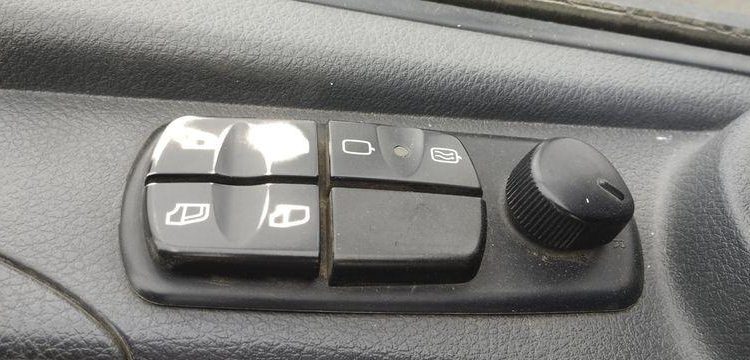 MERCEDES ATEGO PORTE ENGIN AVEC GRUE – PTAC 15 TONNES – 273927 KMS – ANNEE 2012 BLANC CL-382-AE