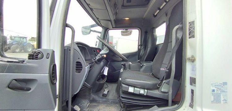 MERCEDES ATEGO PORTE ENGIN AVEC GRUE – PTAC 15 TONNES – 273927 KMS – ANNEE 2012 BLANC CL-382-AE