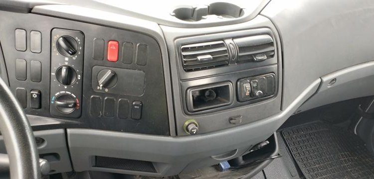 MERCEDES ATEGO PORTE ENGIN AVEC GRUE – PTAC 15 TONNES – 273927 KMS – ANNEE 2012 BLANC CL-382-AE