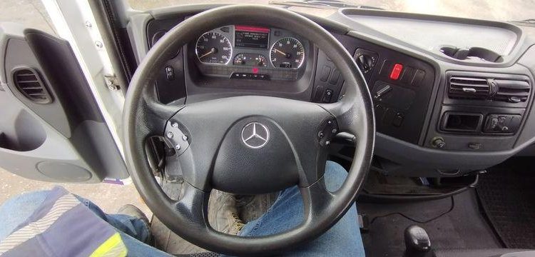 MERCEDES ATEGO PORTE ENGIN AVEC GRUE – PTAC 15 TONNES – 273927 KMS – ANNEE 2012 BLANC CL-382-AE