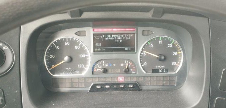 MERCEDES ATEGO PORTE ENGIN AVEC GRUE – PTAC 15 TONNES – 273927 KMS – ANNEE 2012 BLANC CL-382-AE