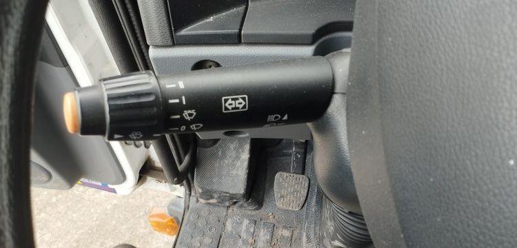 MERCEDES ATEGO PORTE ENGIN AVEC GRUE – PTAC 15 TONNES – 273927 KMS – ANNEE 2012 BLANC CL-382-AE