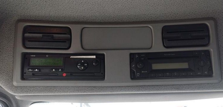 MERCEDES ATEGO PORTE ENGIN AVEC GRUE – PTAC 15 TONNES – 273927 KMS – ANNEE 2012 BLANC CL-382-AE