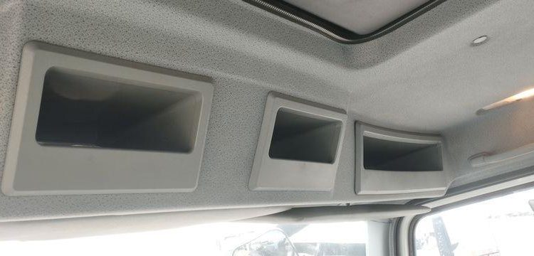 MERCEDES ATEGO PORTE ENGIN AVEC GRUE – PTAC 15 TONNES – 273927 KMS – ANNEE 2012 BLANC CL-382-AE