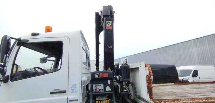 MERCEDES ATEGO PORTE ENGIN AVEC GRUE – PTAC 15 TONNES – 273927 KMS – ANNEE 2012 BLANC CL-382-AE
