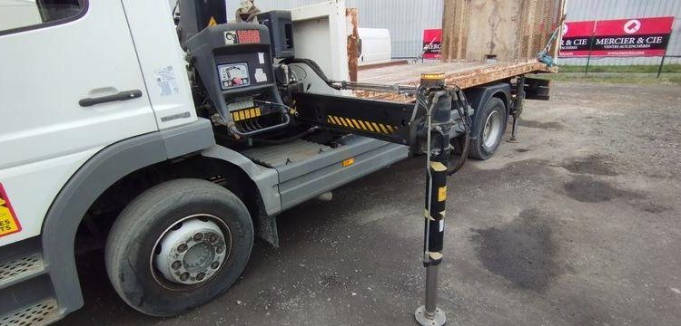 MERCEDES ATEGO PORTE ENGIN AVEC GRUE – PTAC 15 TONNES – 273927 KMS – ANNEE 2012 BLANC CL-382-AE