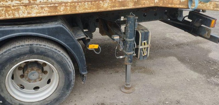 MERCEDES ATEGO PORTE ENGIN AVEC GRUE – PTAC 15 TONNES – 273927 KMS – ANNEE 2012 BLANC CL-382-AE
