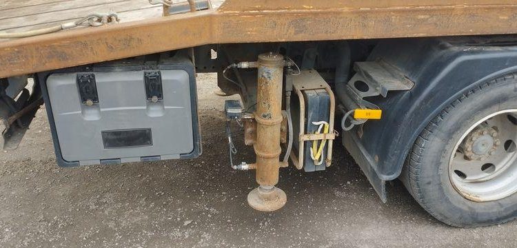 MERCEDES ATEGO PORTE ENGIN AVEC GRUE – PTAC 15 TONNES – 273927 KMS – ANNEE 2012 BLANC CL-382-AE