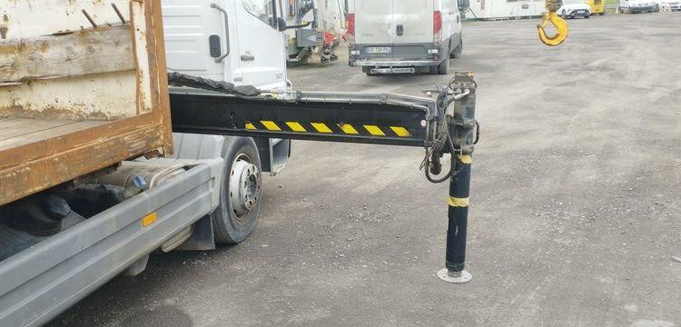 MERCEDES ATEGO PORTE ENGIN AVEC GRUE – PTAC 15 TONNES – 273927 KMS – ANNEE 2012 BLANC CL-382-AE