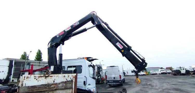 MERCEDES ATEGO PORTE ENGIN AVEC GRUE – PTAC 15 TONNES – 273927 KMS – ANNEE 2012 BLANC CL-382-AE