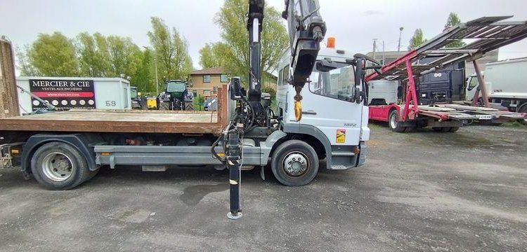 MERCEDES ATEGO PORTE ENGIN AVEC GRUE – PTAC 15 TONNES – 273927 KMS – ANNEE 2012 BLANC CL-382-AE