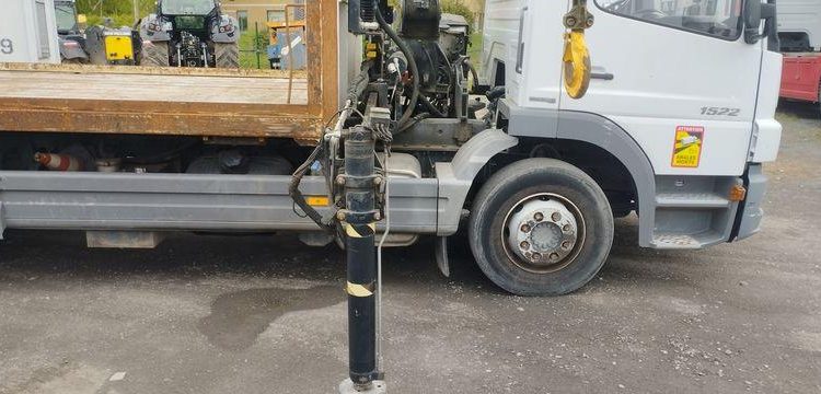 MERCEDES ATEGO PORTE ENGIN AVEC GRUE – PTAC 15 TONNES – 273927 KMS – ANNEE 2012 BLANC CL-382-AE