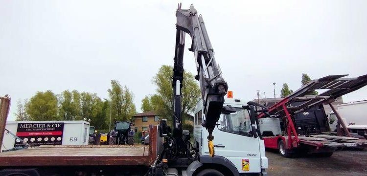 MERCEDES ATEGO PORTE ENGIN AVEC GRUE – PTAC 15 TONNES – 273927 KMS – ANNEE 2012 BLANC CL-382-AE