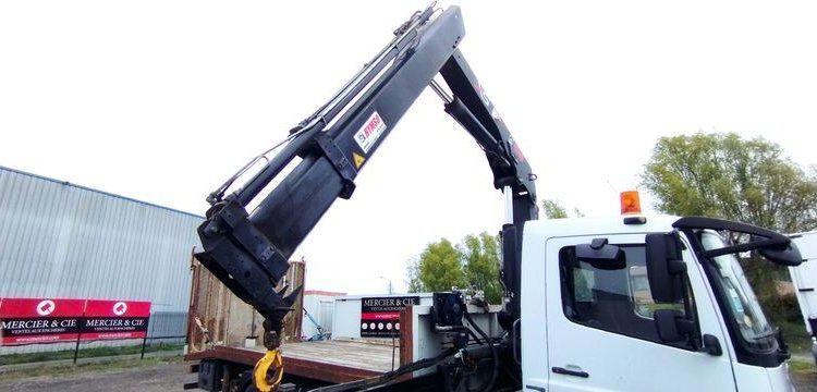 MERCEDES ATEGO PORTE ENGIN AVEC GRUE – PTAC 15 TONNES – 273927 KMS – ANNEE 2012 BLANC CL-382-AE