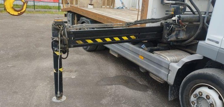 MERCEDES ATEGO PORTE ENGIN AVEC GRUE – PTAC 15 TONNES – 273927 KMS – ANNEE 2012 BLANC CL-382-AE