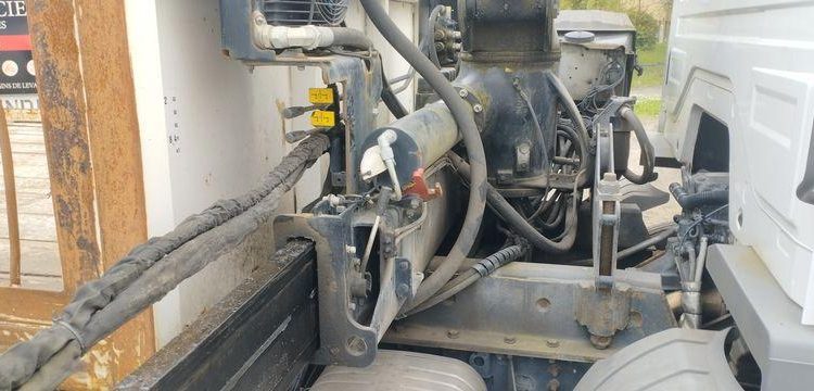 MERCEDES ATEGO PORTE ENGIN AVEC GRUE – PTAC 15 TONNES – 273927 KMS – ANNEE 2012 BLANC CL-382-AE