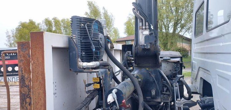 MERCEDES ATEGO PORTE ENGIN AVEC GRUE – PTAC 15 TONNES – 273927 KMS – ANNEE 2012 BLANC CL-382-AE