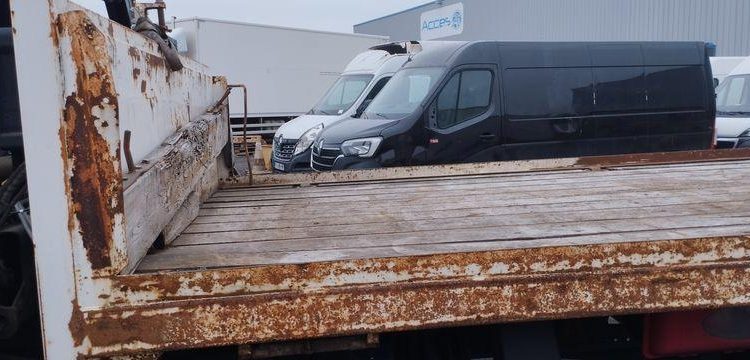 MERCEDES ATEGO PORTE ENGIN AVEC GRUE – PTAC 15 TONNES – 273927 KMS – ANNEE 2012 BLANC CL-382-AE