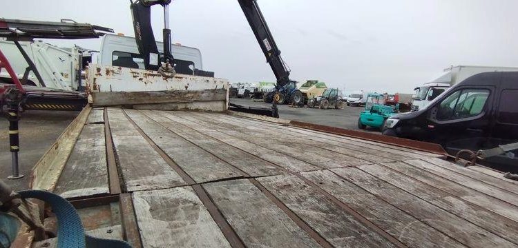 MERCEDES ATEGO PORTE ENGIN AVEC GRUE – PTAC 15 TONNES – 273927 KMS – ANNEE 2012 BLANC CL-382-AE