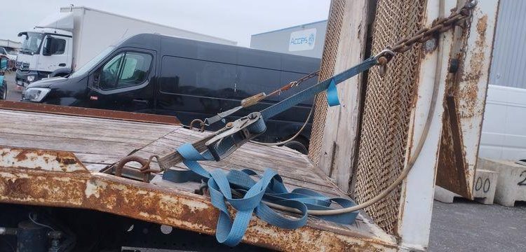 MERCEDES ATEGO PORTE ENGIN AVEC GRUE – PTAC 15 TONNES – 273927 KMS – ANNEE 2012 BLANC CL-382-AE