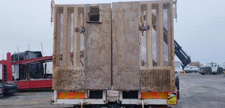 MERCEDES ATEGO PORTE ENGIN AVEC GRUE – PTAC 15 TONNES – 273927 KMS – ANNEE 2012 BLANC CL-382-AE