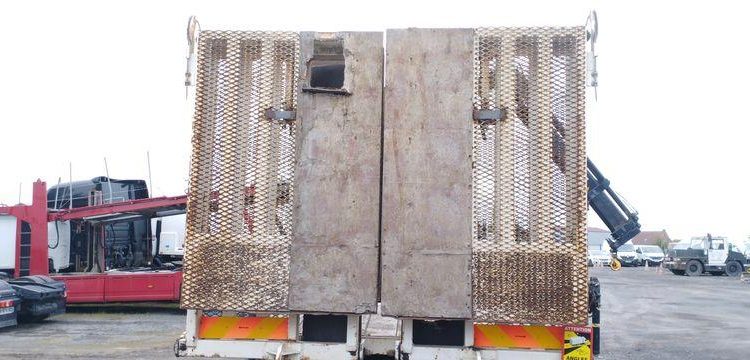 MERCEDES ATEGO PORTE ENGIN AVEC GRUE – PTAC 15 TONNES – 273927 KMS – ANNEE 2012 BLANC CL-382-AE